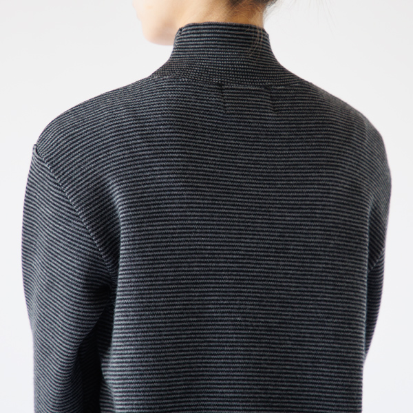 すっきりとした背面(身長160cm・CHARCOAL × BLACK)