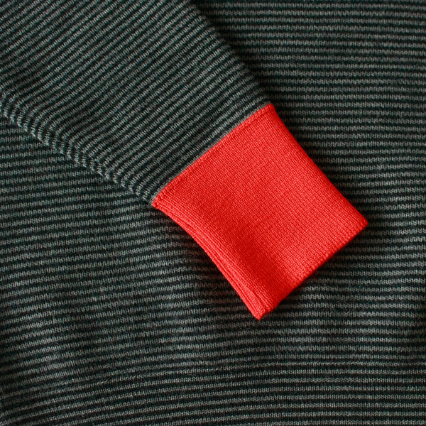 袖口リブは配色使い(CHARCOAL × BLACK)