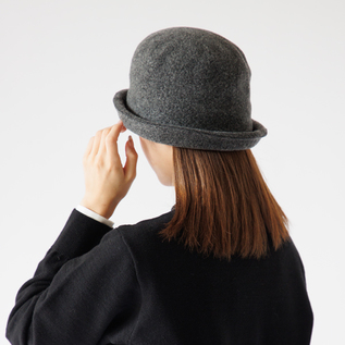 先端を折り返して被ることもできます。(C.GREY) 先端を折り返して被ることもできます。(C.GREY)