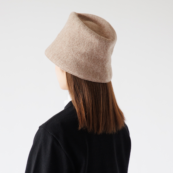 形が変えやすいので、服に合わせて色々な形でかぶれます。（BEIGE mix）