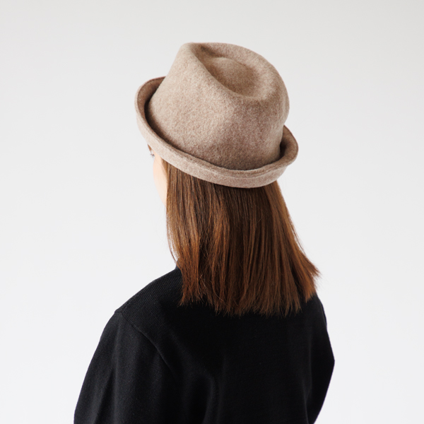 形が変えやすいので、服に合わせて色々な形でかぶれます。（BEIGE mix）