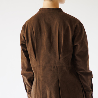後ろ姿のタックが印象的(BROWN)