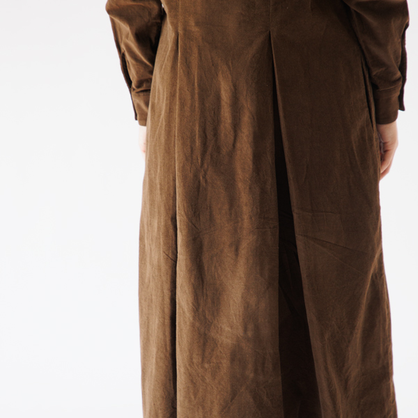 後ろ姿のタックが印象的(BROWN)