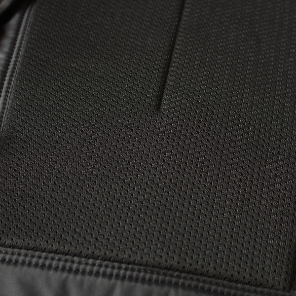 背面は蒸れにくいメッシュ素材（BLACK）