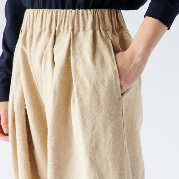 両脇にシームポケット付き(身長160cm・BEIGE)