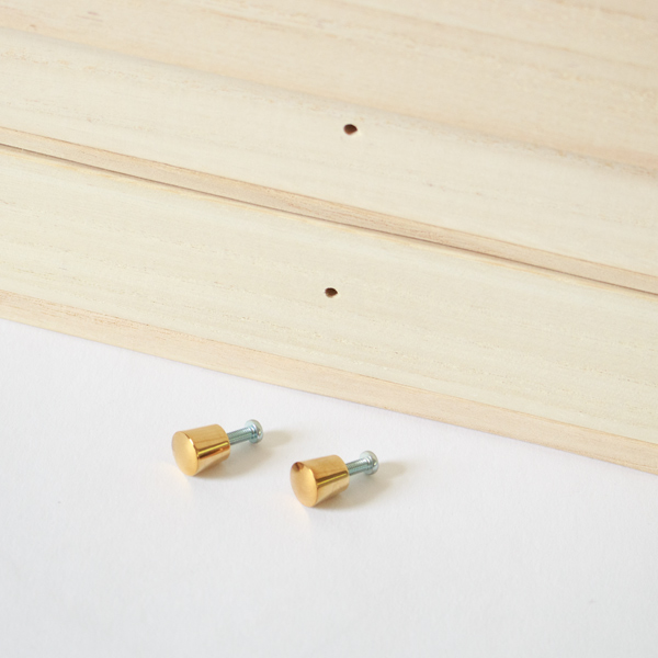 ご自身でつまみを取り付けてお使いください(工具不要) ご自身でつまみを取り付けてお使いください(工具不要)