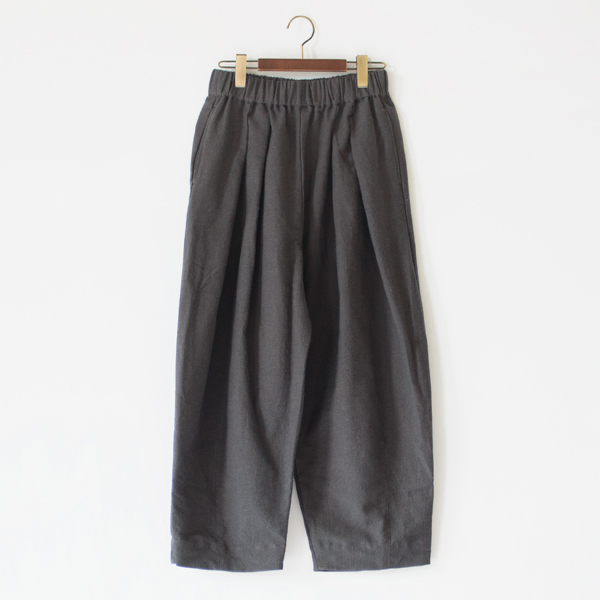 綿ヘンプ 裾ダーツバルーンタックパンツ(CHARCOAL)