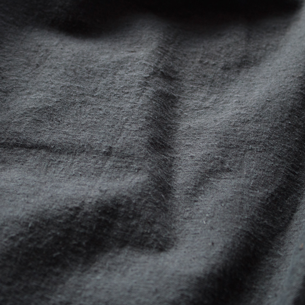 着るほどに身体に馴染み、経年変化も楽しめます(CHARCOAL)