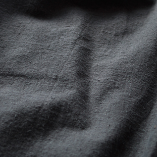 着るほどに身体に馴染み、経年変化も楽しめます(CHARCOAL) 着るほどに身体に馴染み、経年変化も楽しめます(CHARCOAL)