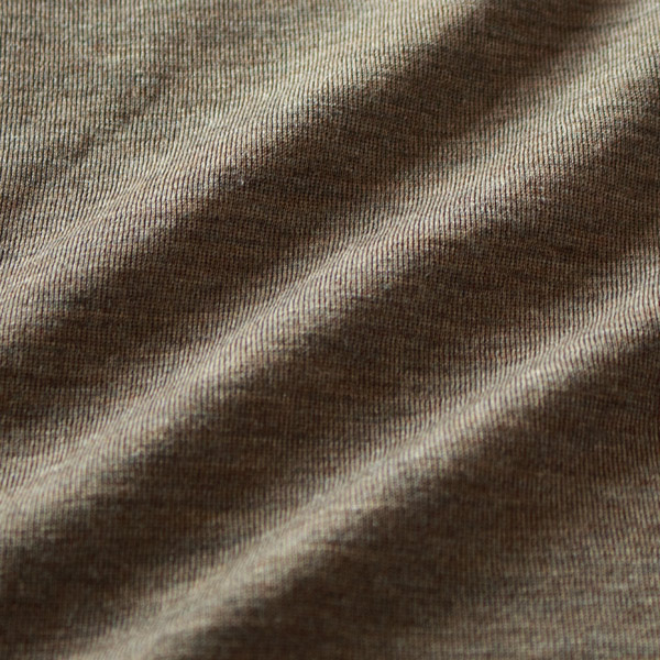 ウールとシルクの柔らかい肌触り(Mud brown)
