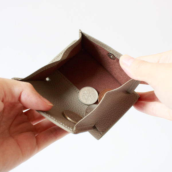 ボックス型に大きく広がり、コインが見やすく取り出しやすい便利なかたち