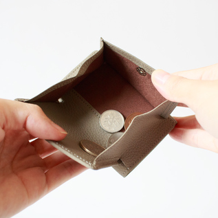 ボックス型に大きく広がり、コインが見やすく取り出しやすい便利なかたち ボックス型に大きく広がり、コインが見やすく取り出しやすい便利なかたち