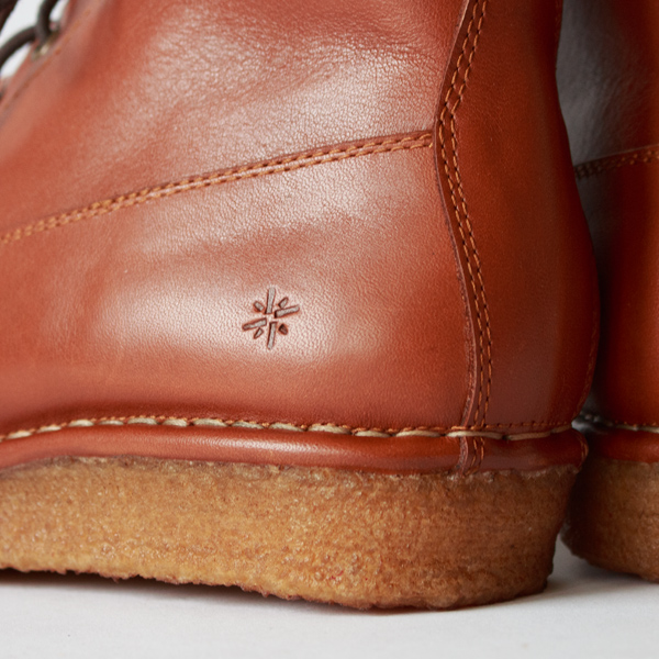 TANはシボのないレザーを使用しており、BROWNよりもツヤ感があります。(TAN) TANはシボのないレザーを使用しており、BROWNよりもツヤ感があります。(TAN)