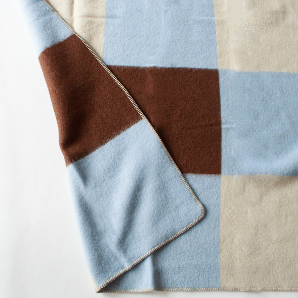 表と裏で印象が異なるリバーシブル(POP BROWN/BLUE)