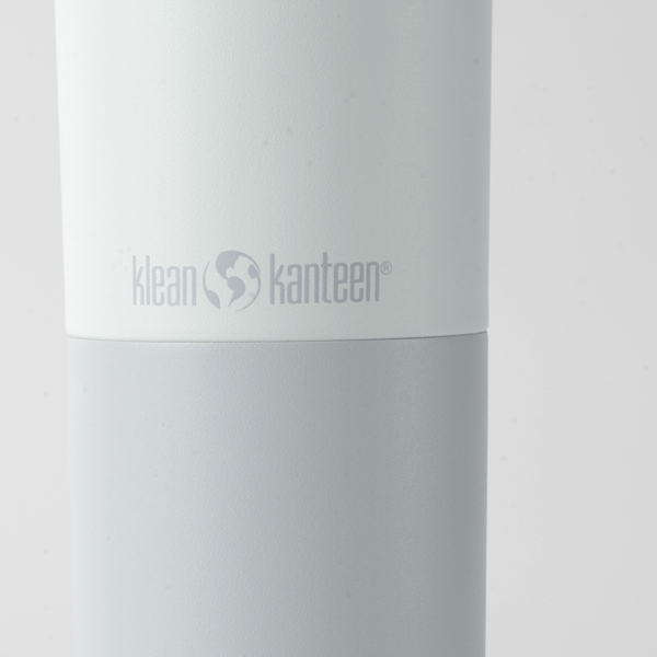 2トーンの配色と、さりげないロゴ(Barely Blue) 2トーンの配色と、さりげないロゴ(Barely Blue)