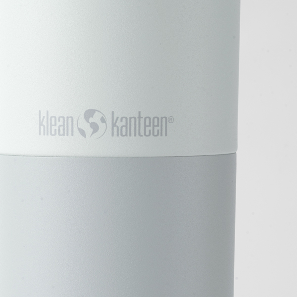 2トーンの配色と、さりげないロゴ(Barely Blue) 2トーンの配色と、さりげないロゴ(Barely Blue)