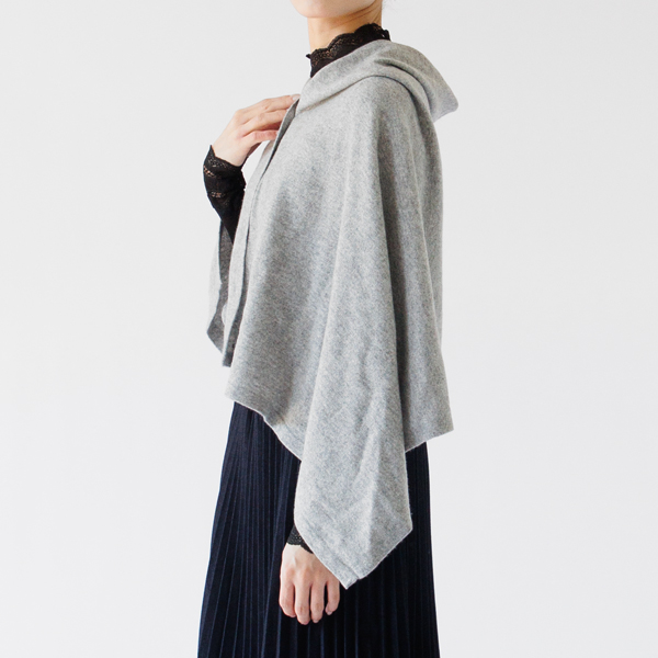 ボリュームのある袖の洋服との重ね着がしやすいポンチョ