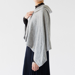 ボリュームのある袖の洋服との重ね着がしやすいポンチョ ボリュームのある袖の洋服との重ね着がしやすいポンチョ