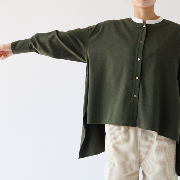 ゆったりとした身幅(身長160cm・GRN)