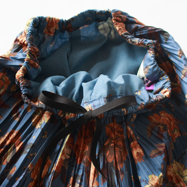 紐でサイズ調整が可能です 紐でサイズ調整が可能です