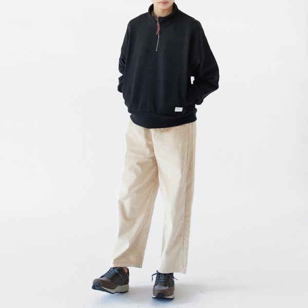 首元の開け閉めで雰囲気を変えられます 首元の開け閉めで雰囲気を変えられます