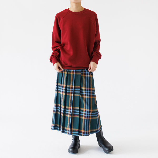 秋冬の洋服と相性がいい色です