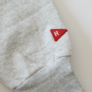 左袖にロゴデザインの刺繍入り