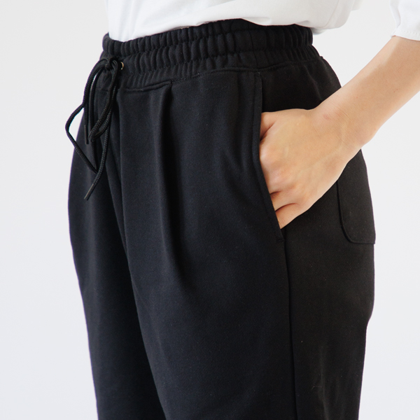 タック入りですっきり見えるシルエット タック入りですっきり見えるシルエット