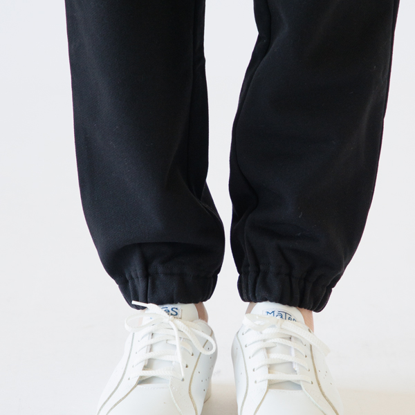 コンパクトなシルエットなので外出着としても違和感なく穿けます コンパクトなシルエットなので外出着としても違和感なく穿けます