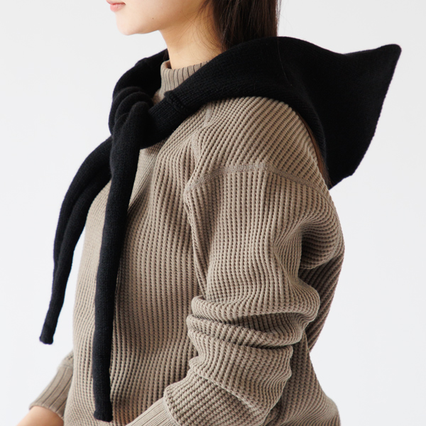 フードとしていつもの装いに変化をつけます。(Black)