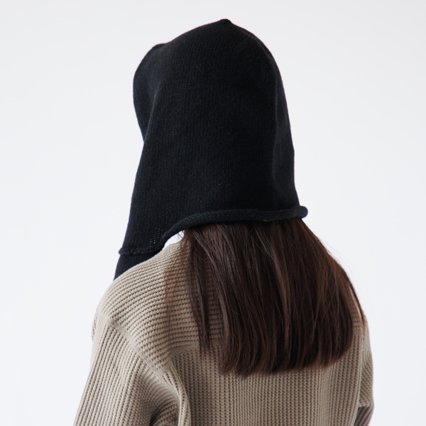 リボン部分は結ばず垂らして被ることもできます(Black)