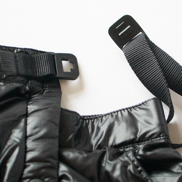 ウエスト部分にはサイズ調整可能なアジャスターベルト