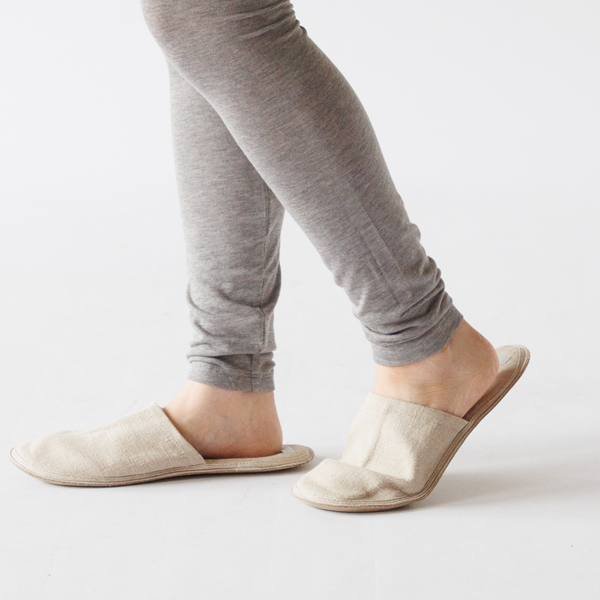 室内で穿くのも、スカートやワンピースと合わせるのもおすすめ 室内で穿くのも、スカートやワンピースと合わせるのもおすすめ