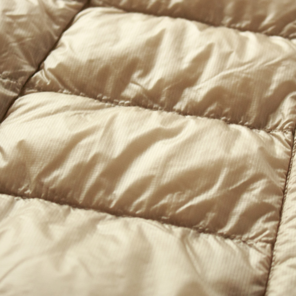 羽毛には650FPのリサイクルダウンを使用 羽毛には650FPのリサイクルダウンを使用