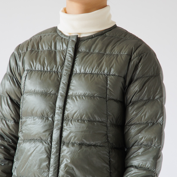 やや広めのクルーネック やや広めのクルーネック