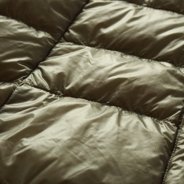 薄手の生地で軽いジャケットです 薄手の生地で軽いジャケットです