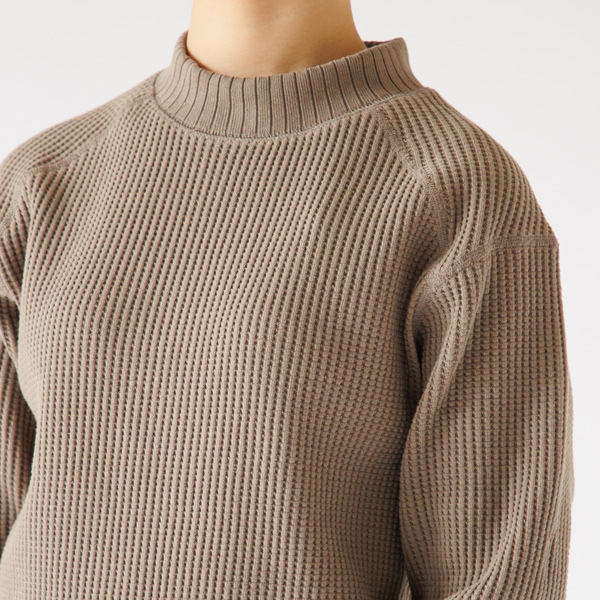 立ち上がった首元リブがポイント(Sepia) 立ち上がった首元リブがポイント(Sepia)