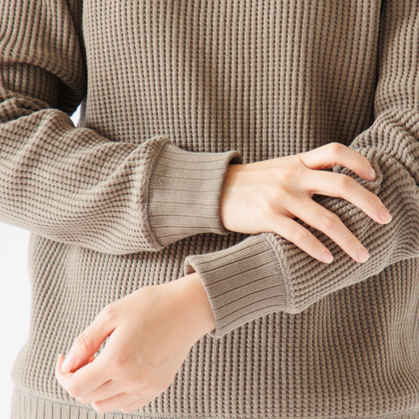 袖にはリブ付きで捲りやすくなっています。 袖にはリブ付きで捲りやすくなっています。