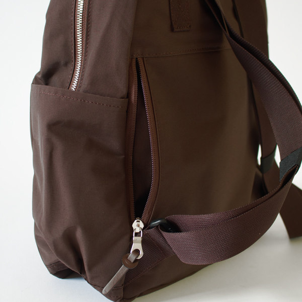 背面側にもポケットがあり、背負ったままでも出し入れができます。(WALLABY) 背面側にもポケットがあり、背負ったままでも出し入れができます。(WALLABY)