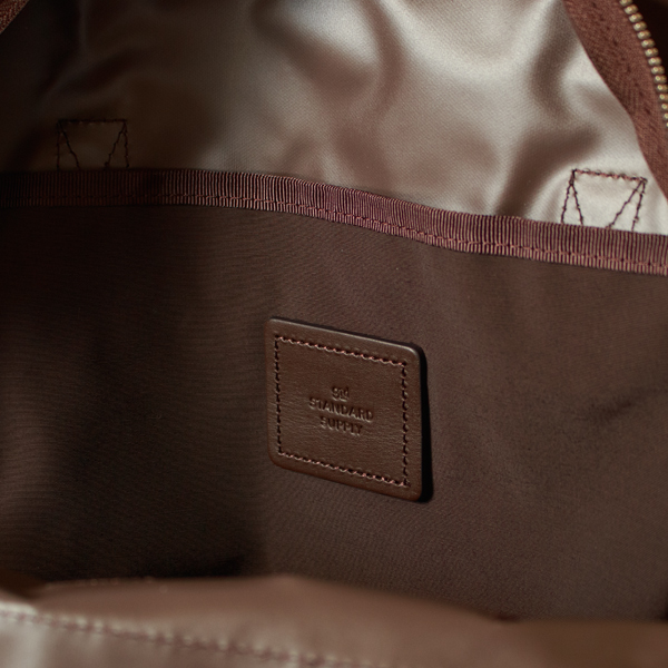 内側のレザーロゴもダークブラウンで統一されています。(WALLABY) 内側のレザーロゴもダークブラウンで統一されています。(WALLABY)