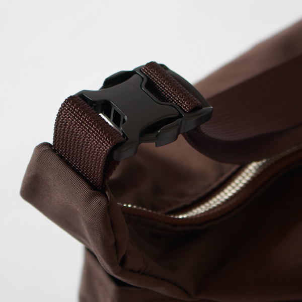 持ち手はバックル付き(TRIANGLE SHOULDER) 持ち手はバックル付き(TRIANGLE SHOULDER)