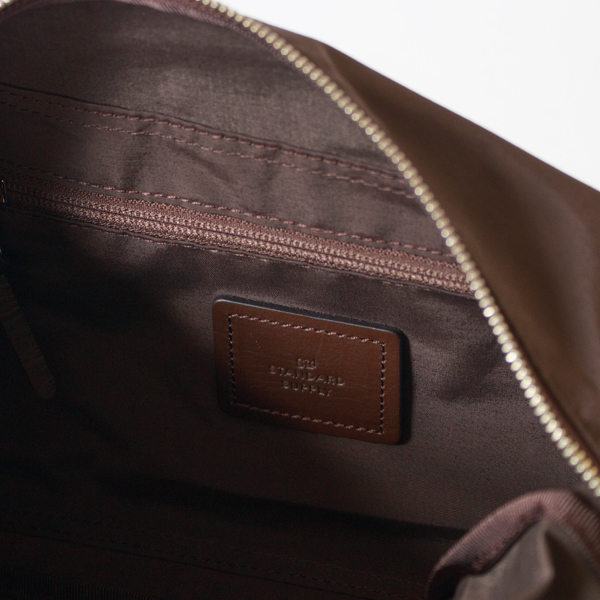 内側のレザータグもブラウンで統一(TRIANGLE SHOULDER) 内側のレザータグもブラウンで統一(TRIANGLE SHOULDER)