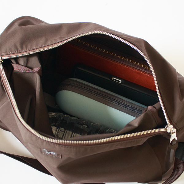 折り畳み傘やボトルも余裕を持って入ります。(TRIANGLE SHOULDER) 折り畳み傘やボトルも余裕を持って入ります。(TRIANGLE SHOULDER)