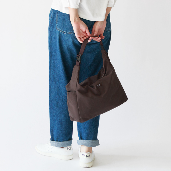 ショルダーストラップを短くすればハンドバッグとしても使えます(TRIANGLE SHOULDER) ショルダーストラップを短くすればハンドバッグとしても使えます(TRIANGLE SHOULDER)