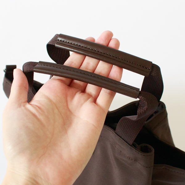 ハンドル部分にはグローブレザーの牛革を使用(2WAY FOLD TOTE) ハンドル部分にはグローブレザーの牛革を使用(2WAY FOLD TOTE)
