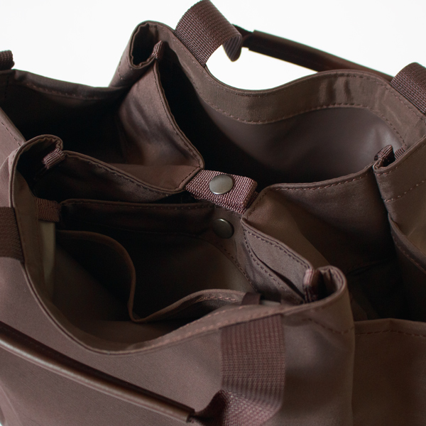 サイドホックを止めるとコンパクトに。(2WAY FOLD TOTE) サイドホックを止めるとコンパクトに。(2WAY FOLD TOTE)