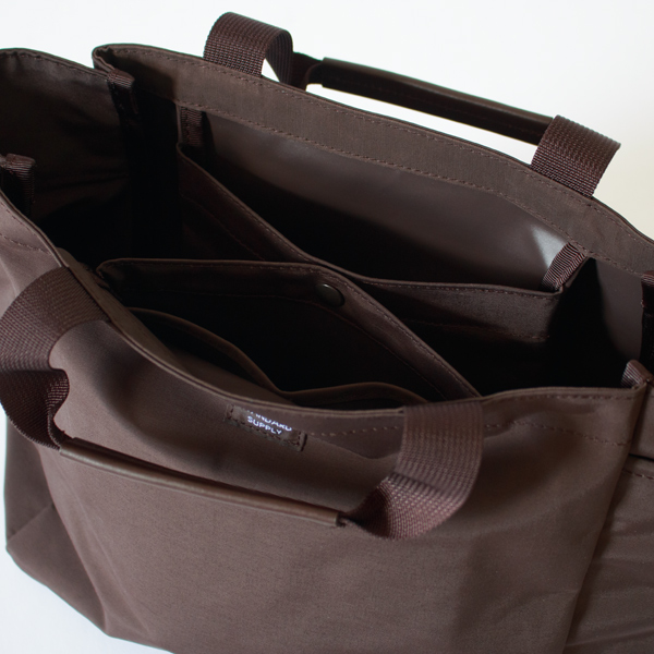 メインスペースの前後左右に収納可能なスペースがあります。(2WAY FOLD TOTE) メインスペースの前後左右に収納可能なスペースがあります。(2WAY FOLD TOTE)