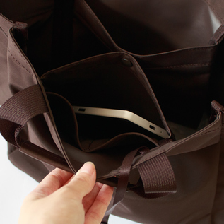 メインスペースの前後左右に収納可能なスペースがあります。(2WAY FOLD TOTE) メインスペースの前後左右に収納可能なスペースがあります。(2WAY FOLD TOTE)