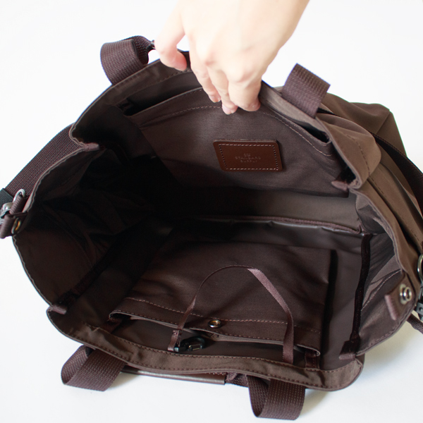 メインスペースの前後左右に収納可能なスペースがあります。(2WAY FOLD TOTE) メインスペースの前後左右に収納可能なスペースがあります。(2WAY FOLD TOTE)