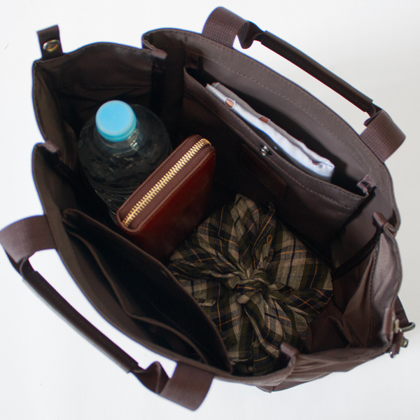 底マチが広いので、お弁当も倒さずに持ち運べます(2WAY FOLD TOTE) 底マチが広いので、お弁当も倒さずに持ち運べます(2WAY FOLD TOTE)